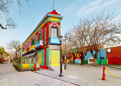 El pintoresco Caminito en La Boca, famoso por sus casas coloridas y su vibrante ambiente artístico lleno de historia y tango.