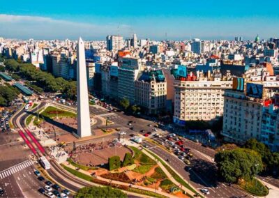 Vista aérea del emblemático Obelisco de Buenos Aires, ubicado en la amplia Avenida 9 de Julio, un ícono de la ciudad y punto de encuentro cultural.