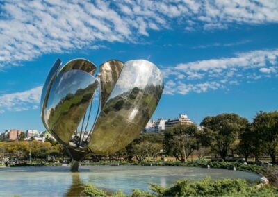 La imponente Floralis Genérica, una escultura metálica ubicada en el barrio de Recoleta que se abre y cierra con el sol, símbolo del modernismo en Buenos Aires.