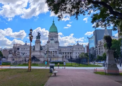 Vista del Congreso Nacional de Argentina en Buenos Aires, un edificio neoclásico rodeado de jardines y una de las principales sedes del poder legislativo del país.