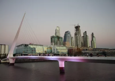 El Puente de la Mujer, una obra arquitectónica en el moderno barrio de Puerto Madero, rodeado de rascacielos y el río de la Plata.