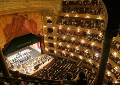 Interior del majestuoso Teatro Colón, reconocido mundialmente por su acústica y arquitectura. Una joya cultural en el corazón de Buenos Aires.